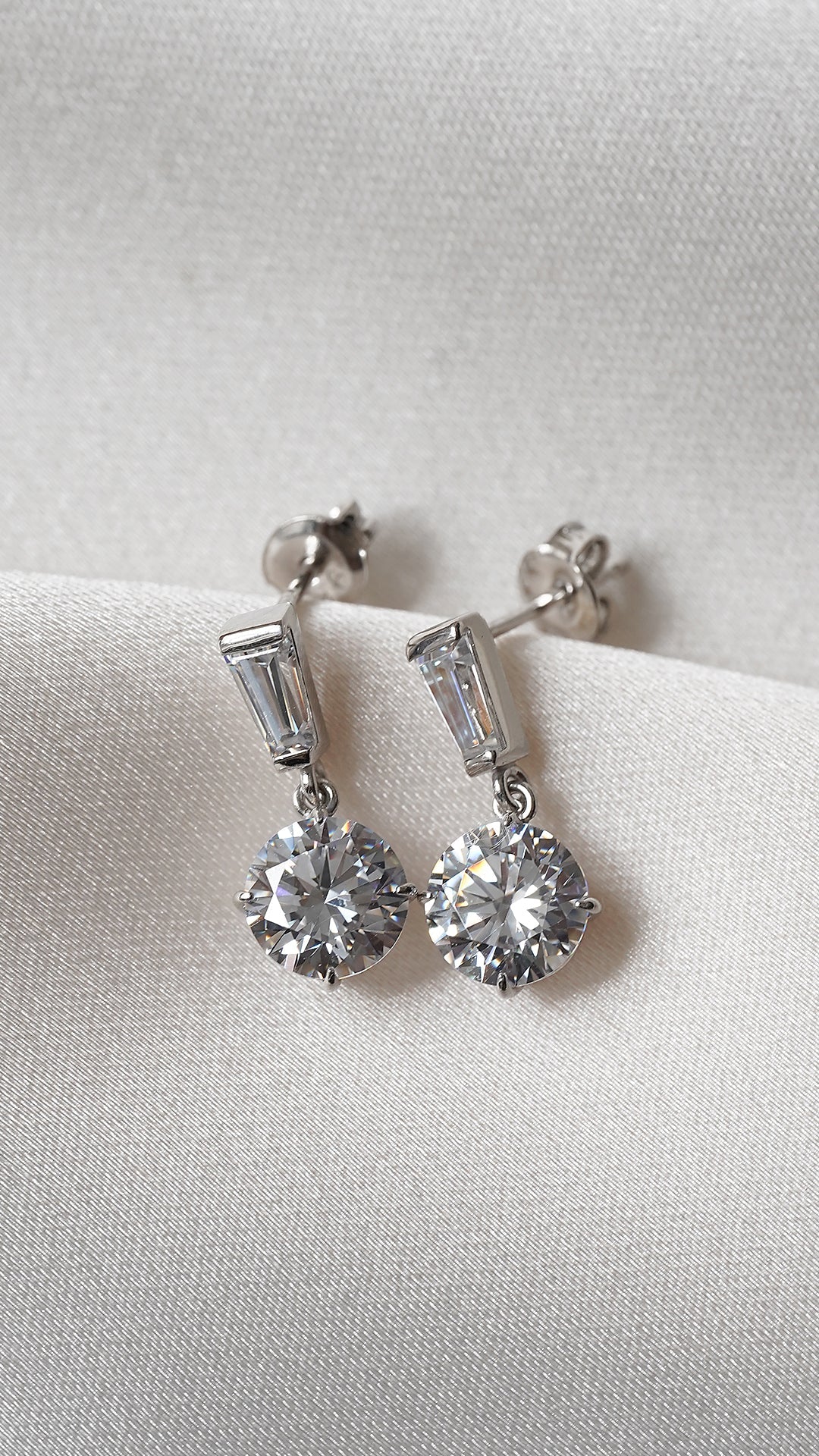 Athena Earrings 9K White Gold