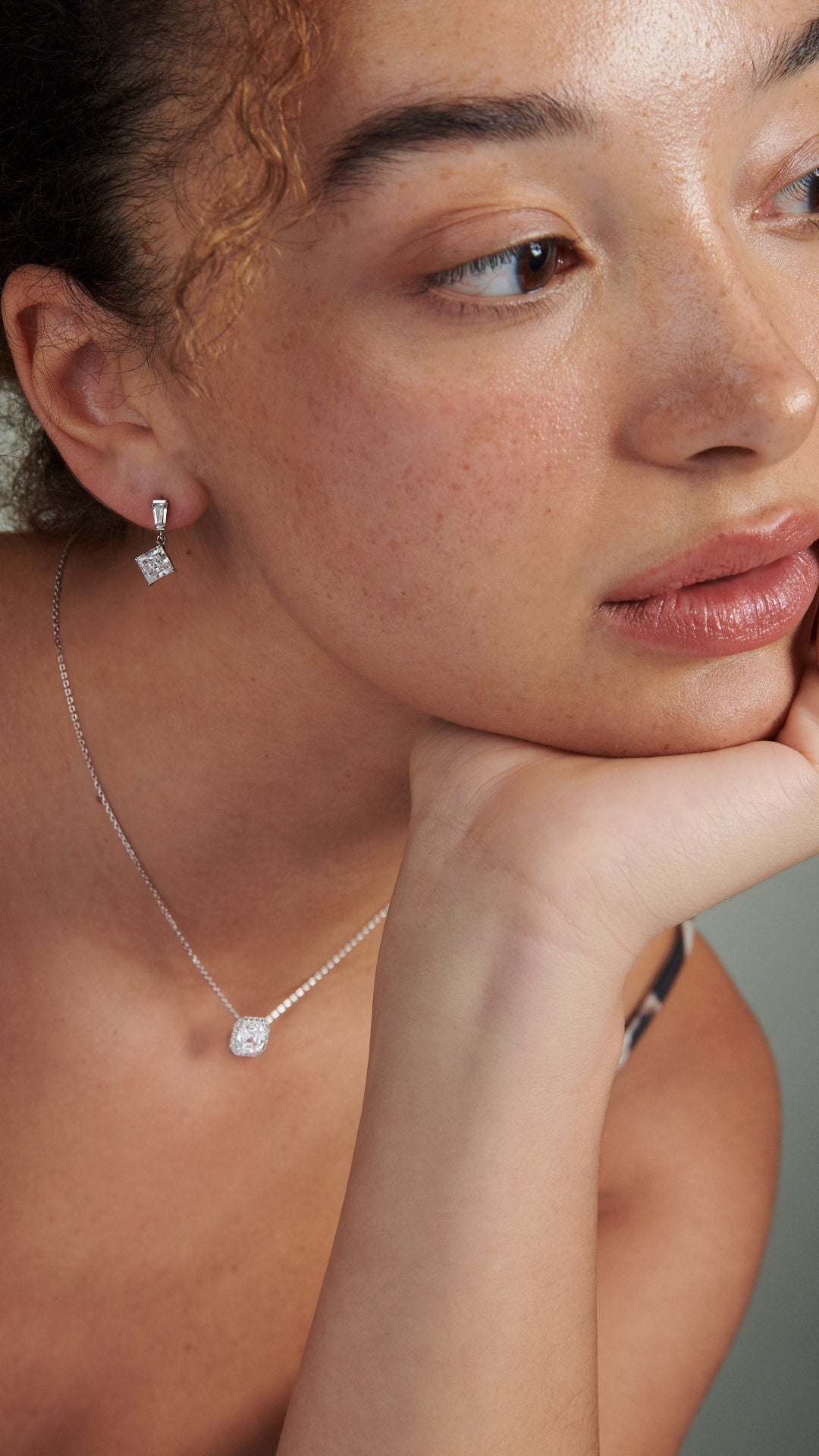 Amberley Earrings 9K White Gold