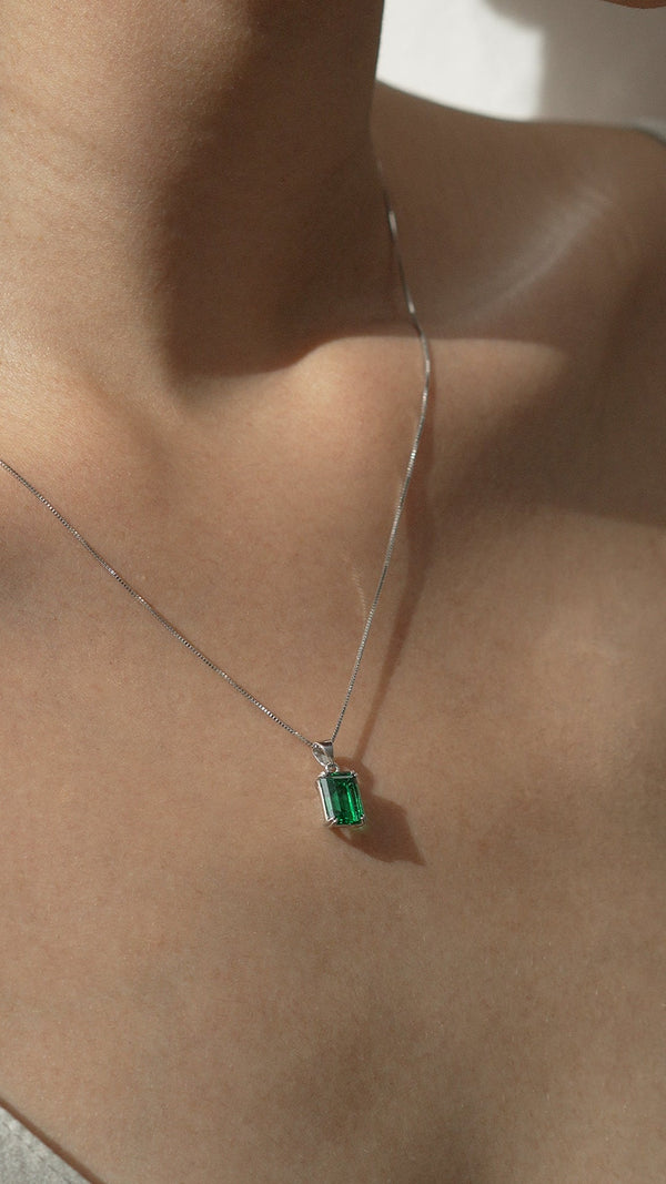 Fulton Emerald Green Necklace 9K White Gold