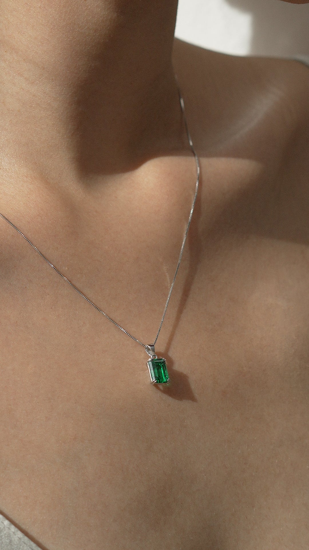 Fulton Emerald Green Necklace 9K White Gold
