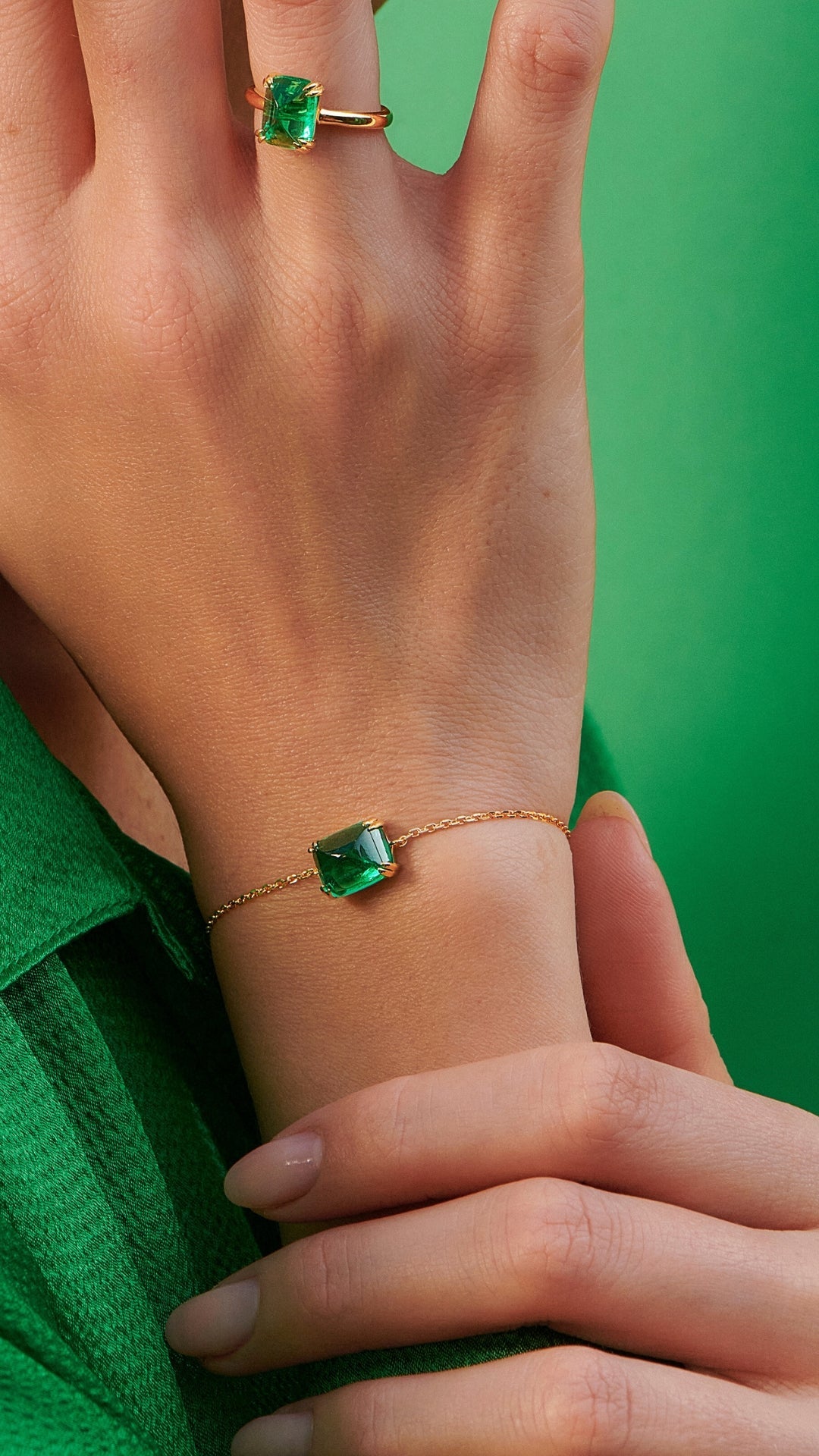 Recycled emerald sugarloaf stone gold vermeil slider bracelet for women from the sugardrop collection