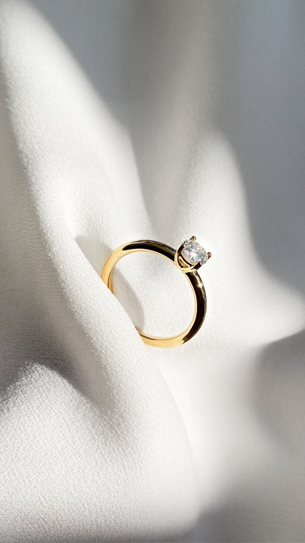 Saffia Ring 18K Yellow Gold with 0.73 carat Round diamond Excellent cut D color VS2 clarity