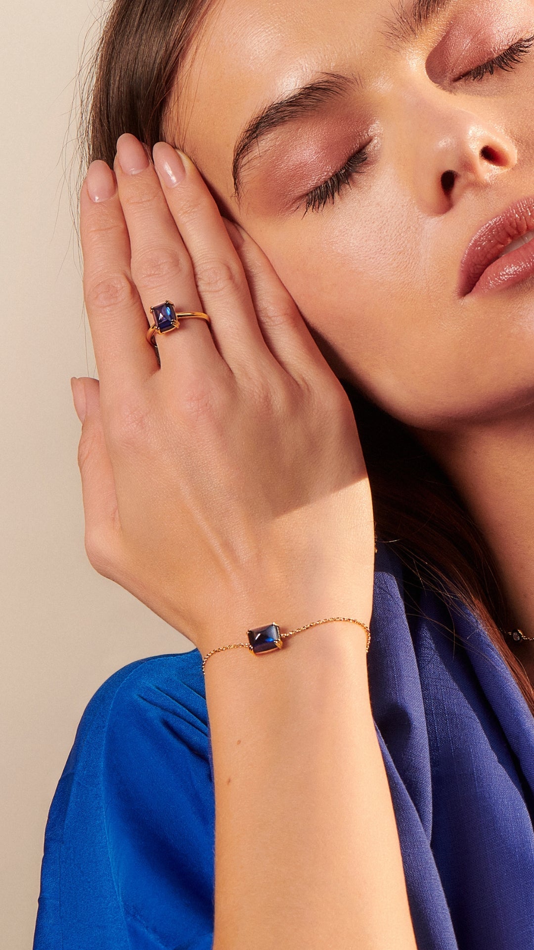 Lab-grown sapphire ring  and slider bracelet from women in gold vermeil on sterling silver from the Sugardrop collection